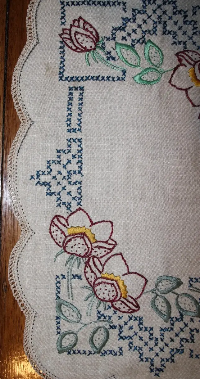 Miniaturbild: Preloved Floral Tablemat - Floral Centrepiece