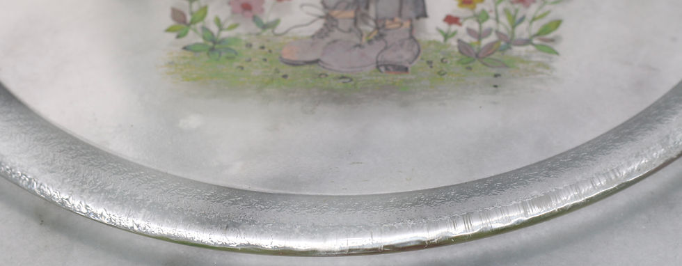 Miniaturbild: Preloved collectible glass suncatcher featuring a child in a large hat