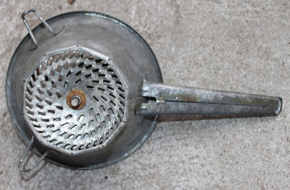 Miniature : Preloved Vintage Metal Moulin Legume No.1