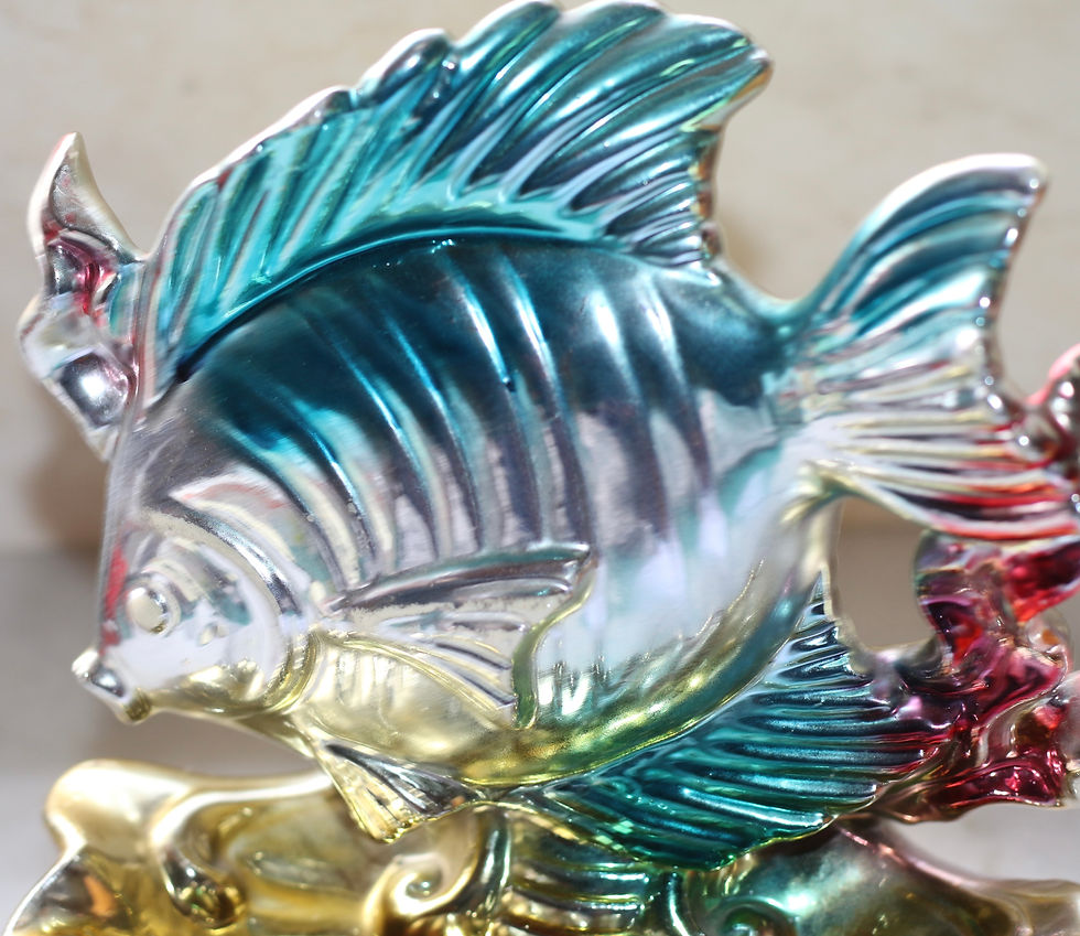 Miniatura: Preloved Vintage Chalkware Soap Dish, iridescent fish swimming above clam shelL