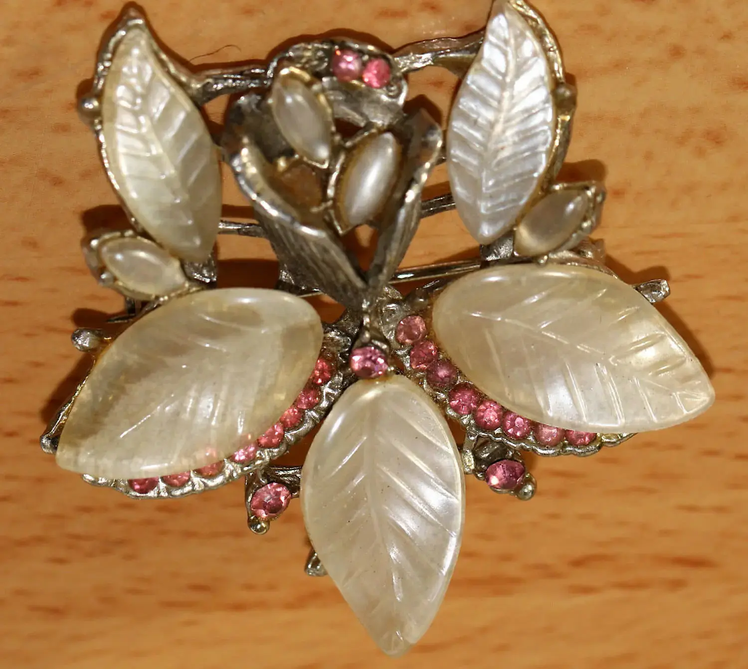 Preloved Vintage Plastic and Metal Brooch