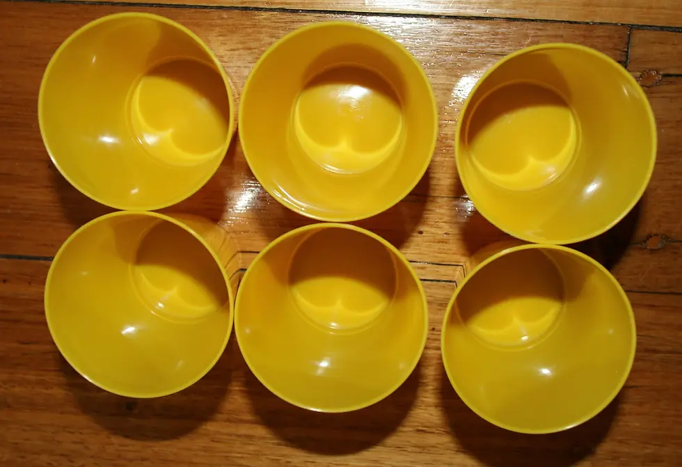 縮圖：Preloved Vintage Set of six plastic cups in a container
