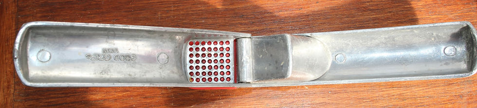 Μικρογραφία: Preloved Vintage Good Grip Garlic Press, Vintage Kitchen Utensil