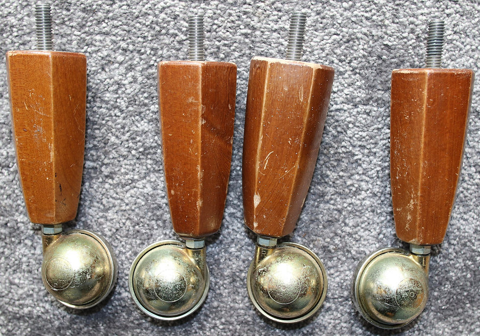 Miniatura: Preloved Set of four wooden furniture legs on metal Shepherd castor wheels