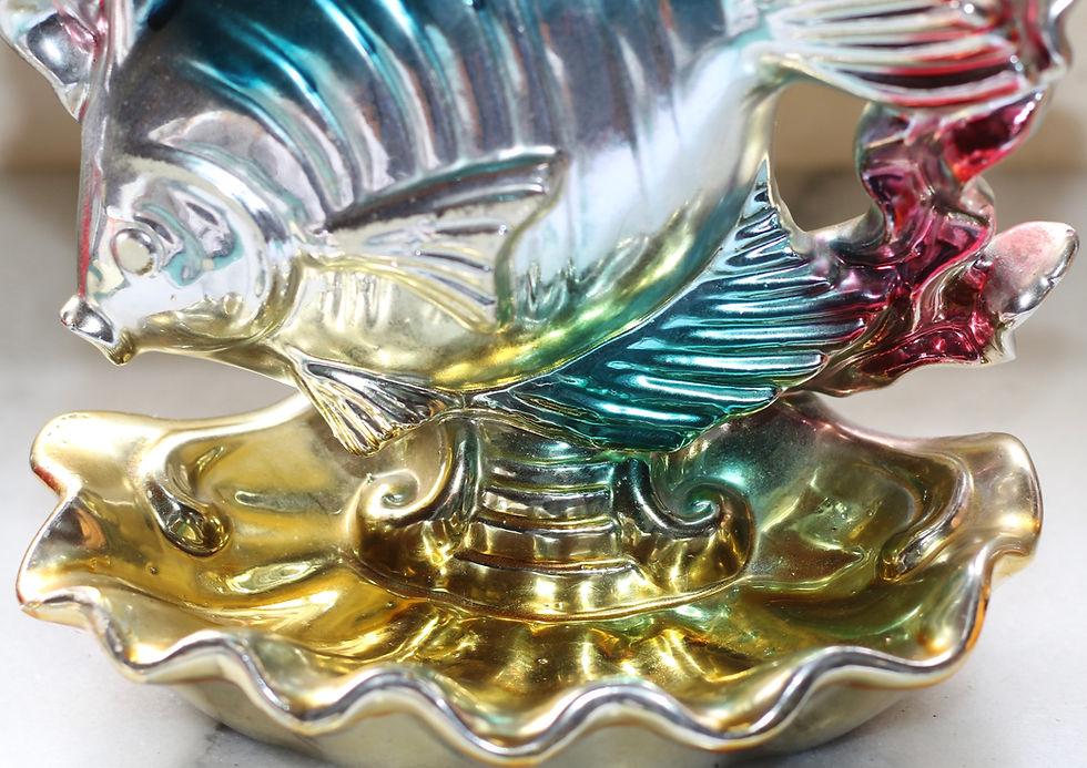 Miniatura: Preloved Vintage Chalkware Soap Dish, iridescent fish swimming above clam shelL