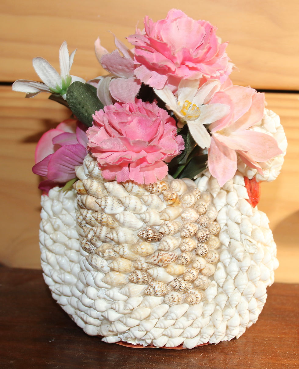 Μικρογραφία: Preloved Kitsch Shell Swan Planter with Faux Flowers