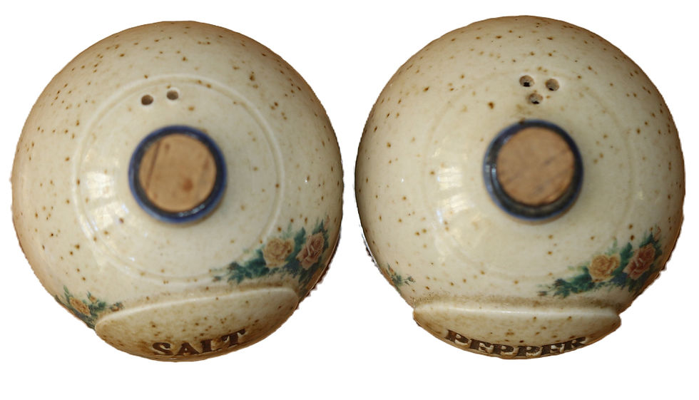 Miniatura: Preloved Ceramic salt and pepper shakers with corks.
