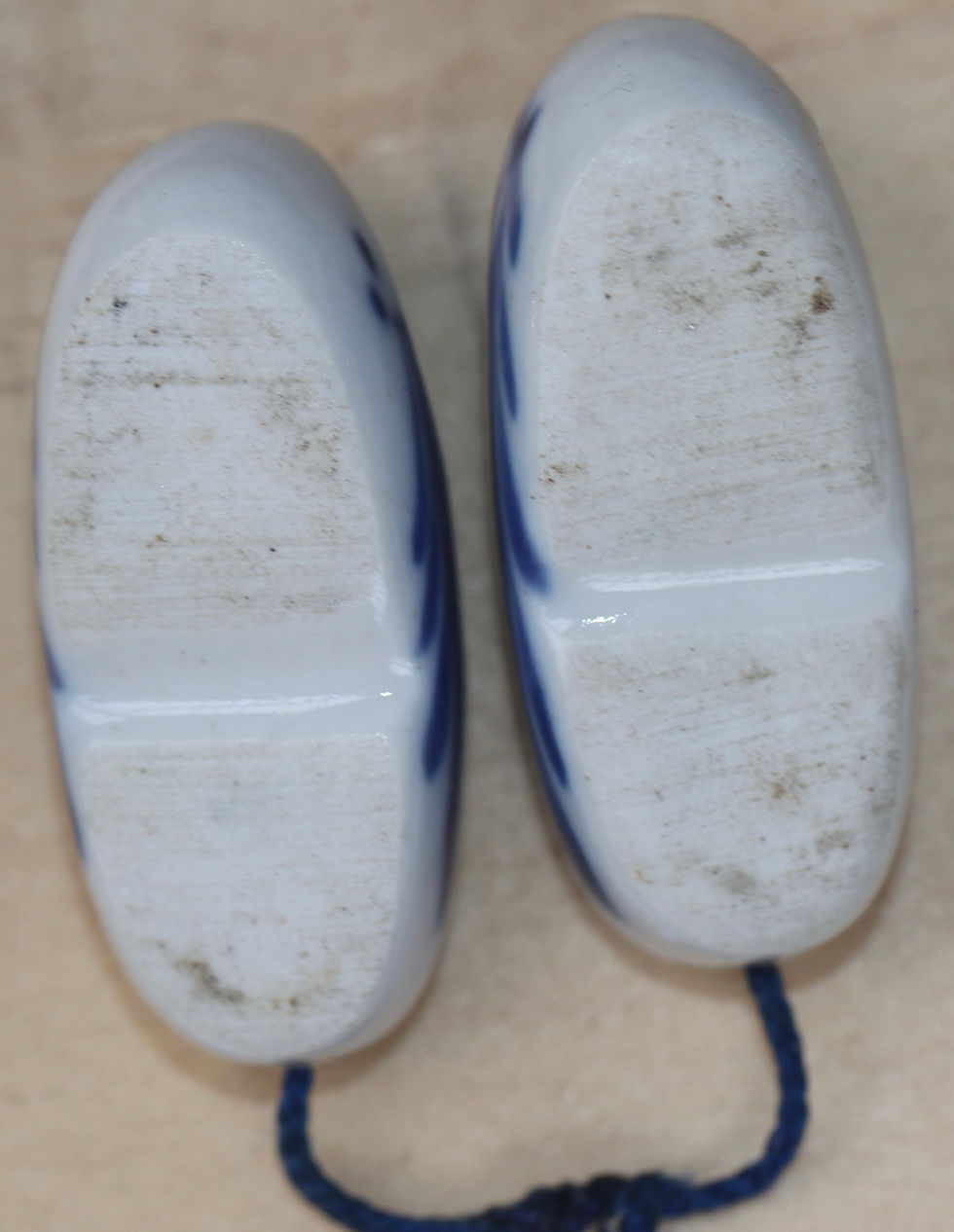 Miniaturbild: Preloved miniature porcelain clogs display ornament