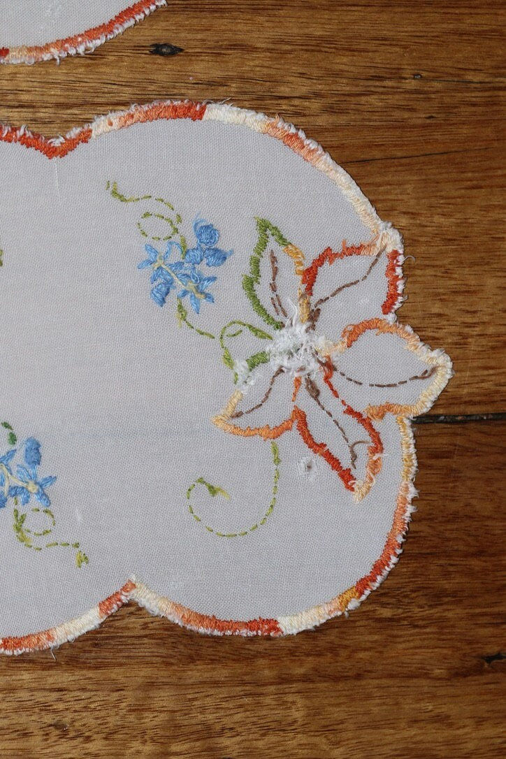 縮圖：Preloved Embroidered Floral Centrepiece with two doilies tablemat with 2