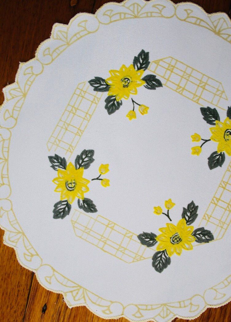 Miniatura: Preloved Floral Doily , Flower Doily , Floral Doyley , Floral Doyley