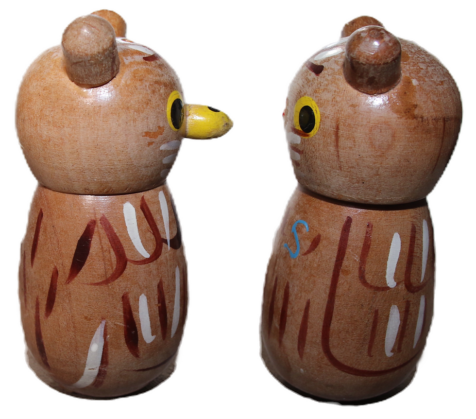 Miniatura: Preloved Wooden Owl Shakers sitting on a Perch
