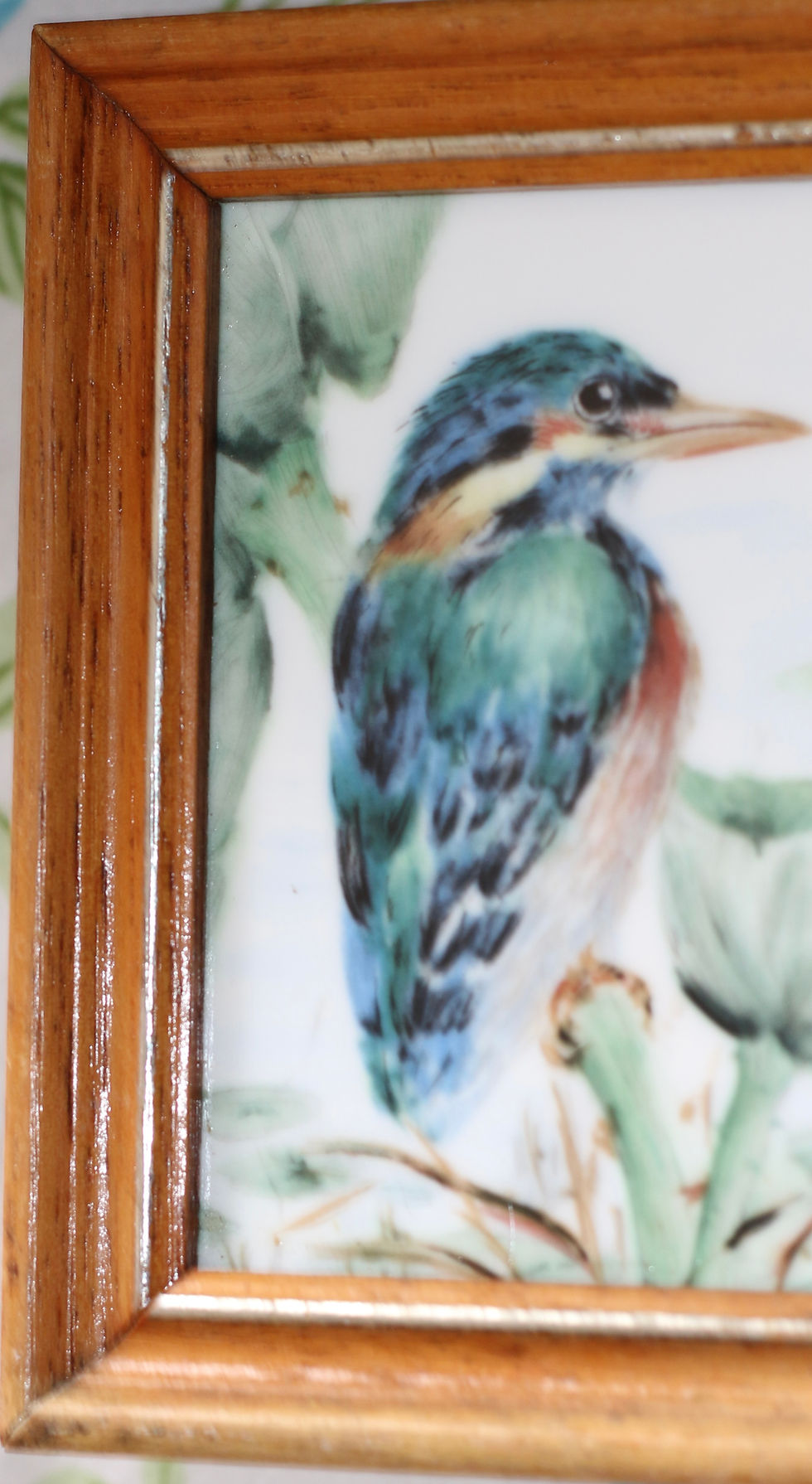 Miniaturbild: Vintage, hand-painted porcelain tile featuring a Kingfisher bird by Nancy Gan
