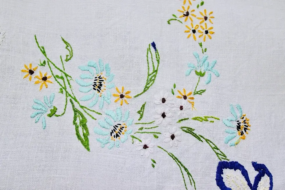 Miniatura: Preloved Embroidered floral tablecloth with laced edging