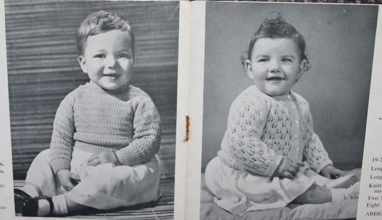 Miniatura: Vintage Patons No. 401 Fron Birth to 18 Months Knitting Book