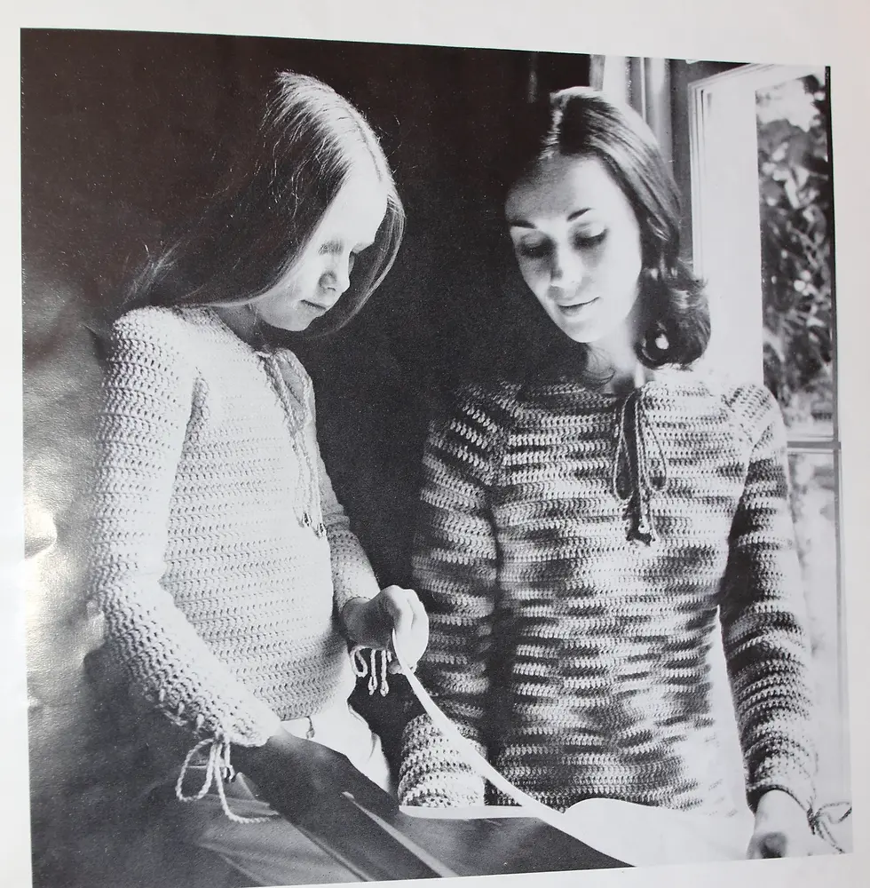 Miniatura: Vintage Patons 985 Mother,daughter delights in crochet.  OOP pattern