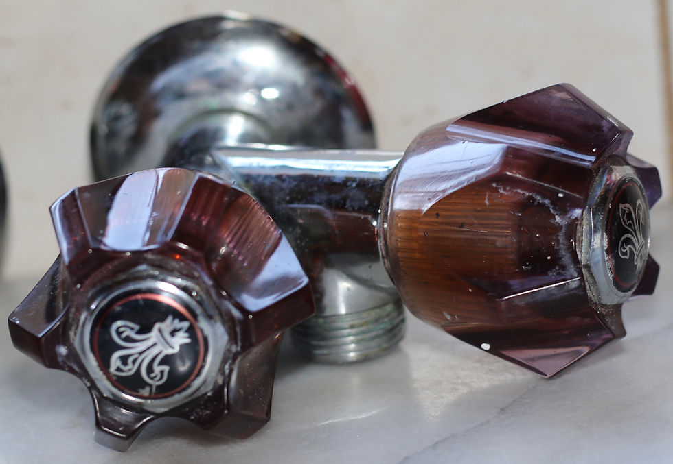 縮圖：Preloved Pair of vintage faucet taps or valves, Laundry Tub Taps