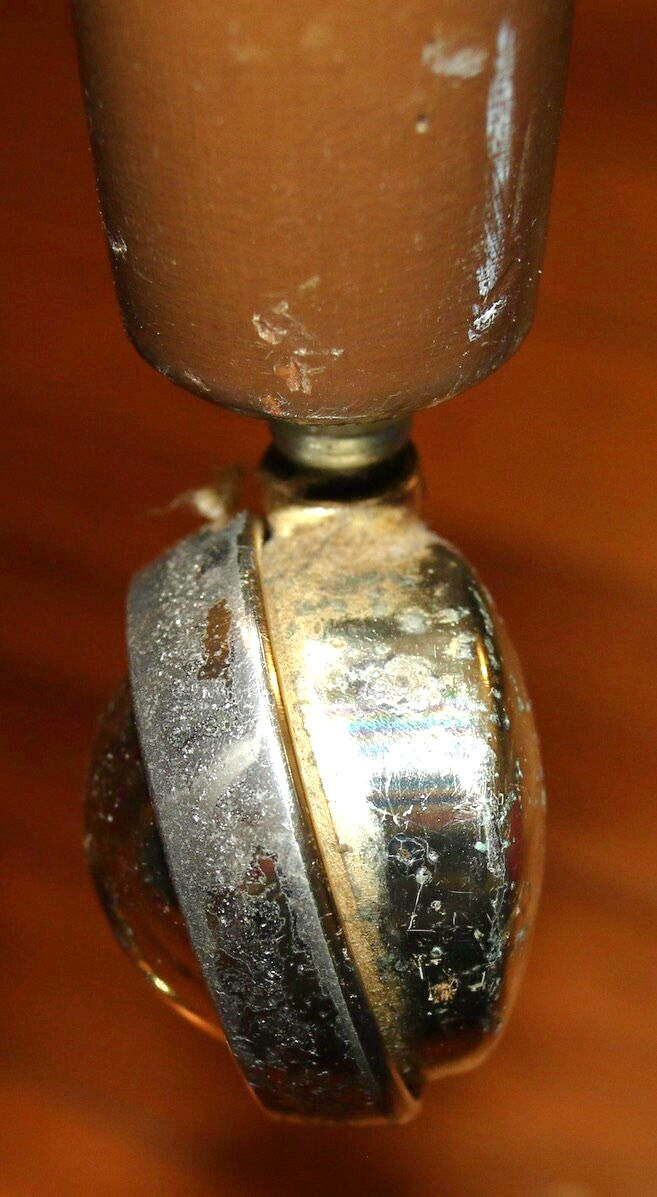 Miniatura: Preloved Set of four wooden furniture legs on metal Caford castor wheels