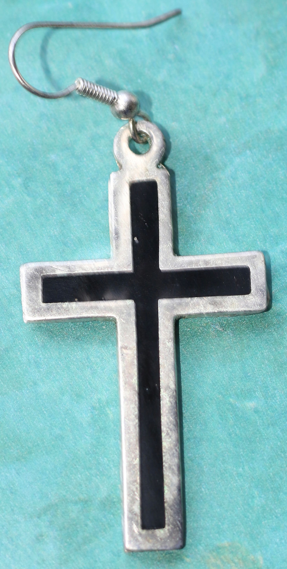 Miniaturbild: Preloved Vintage Pair of French Hook Latin Cross metal earrings