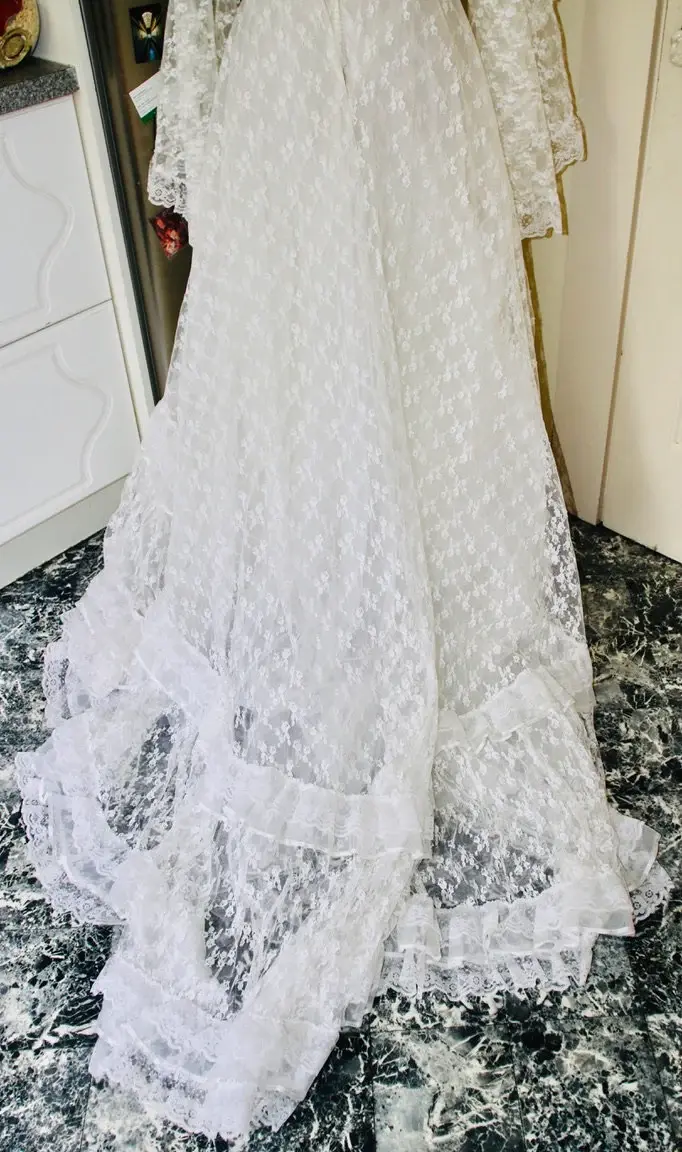 縮圖：Preloved Wedding Dress with train Size 10,12