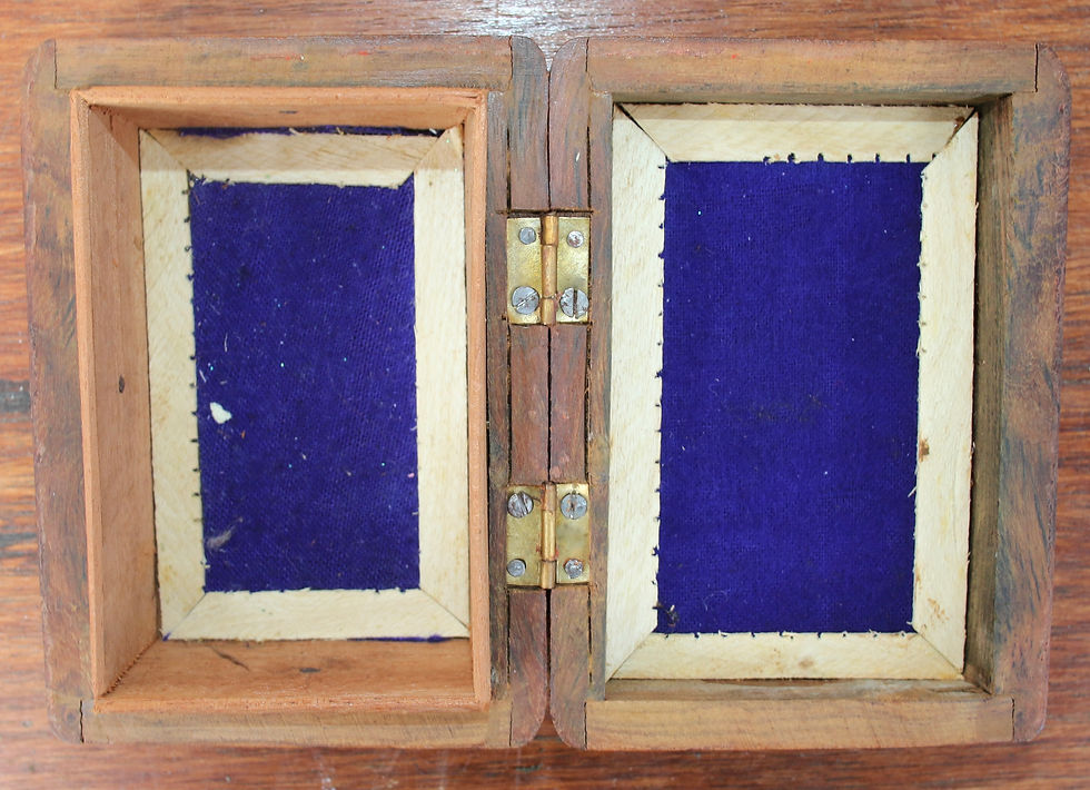 Miniatura: Preloved Small Wooden Box, Carved Box