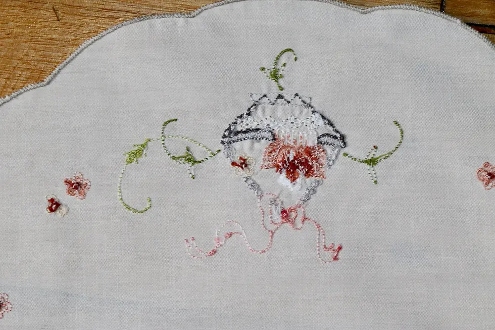 Miniatura: Preloved Embroidered Floral Centrepiece