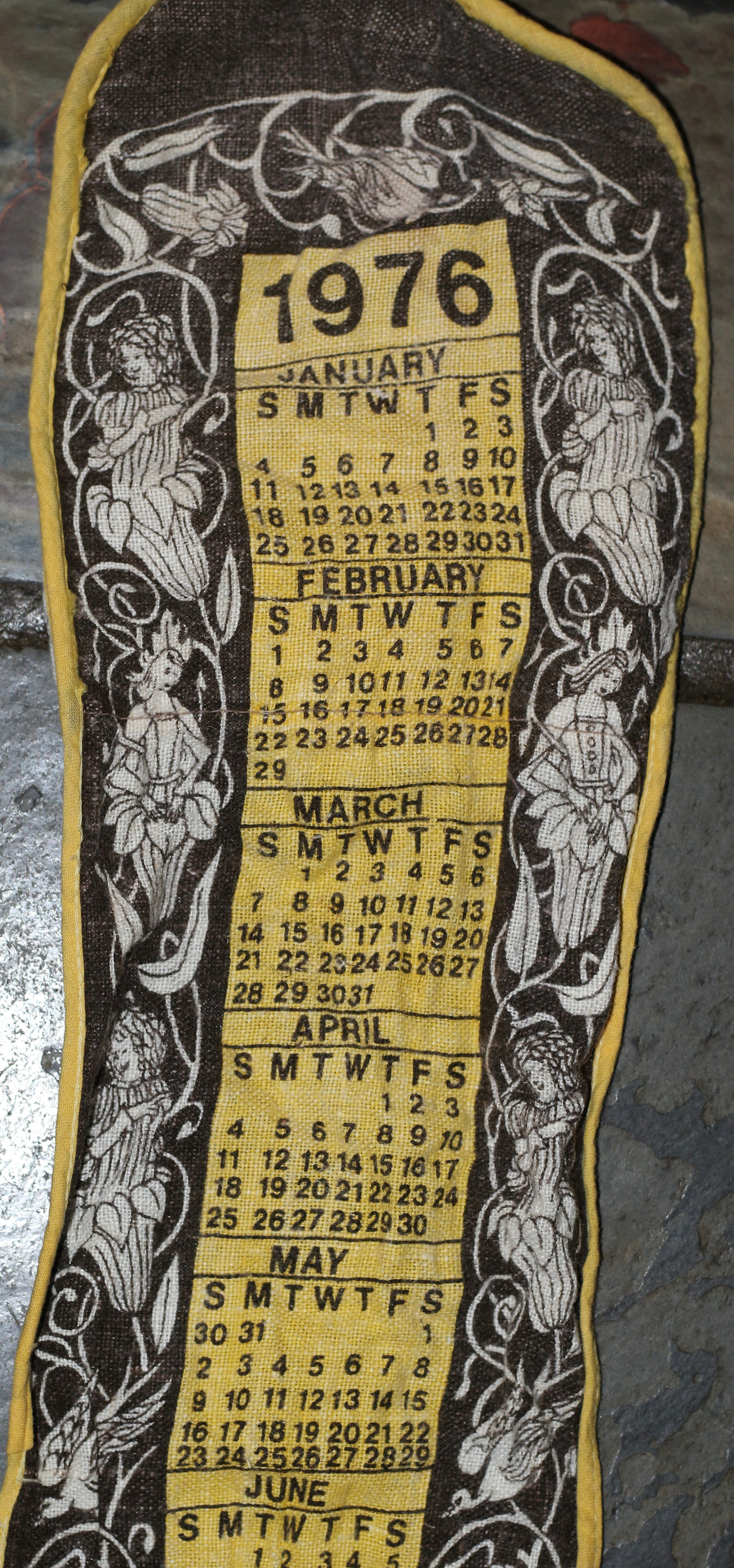 Preloved Vintage 1976 Calendar double oven mitt or glove