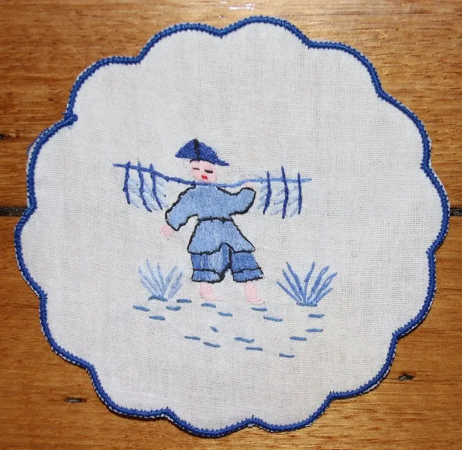 縮圖：Preloved Oriental Centrepiece with four doilies, tablemat with four doilies