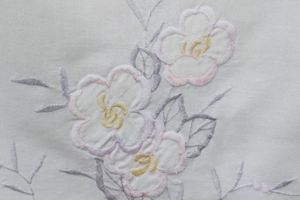 Miniatura: Vintage Pair of Embroidered Floral Pillowcases, Set of Floral Pillowcases