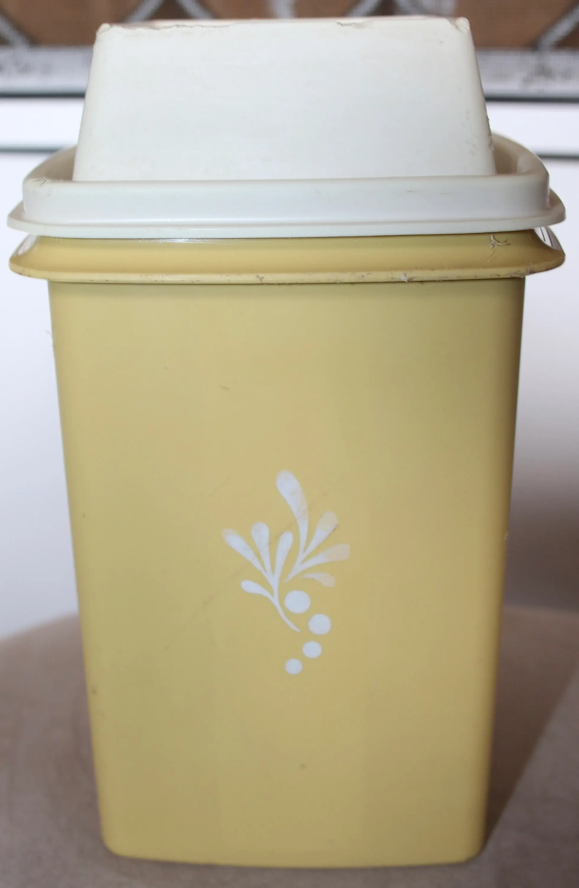 Preloved Tupperware Beetroot Keeper, Tupperware pickle or pineapple or b