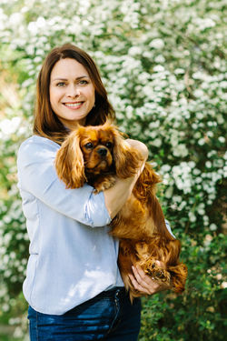 Praxisinhaberin Carmen Seemann mit Praxishund Elvis