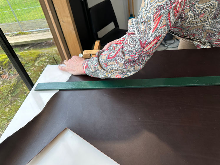 Met riemensnijder een strook leder snijden. workshop tas maken