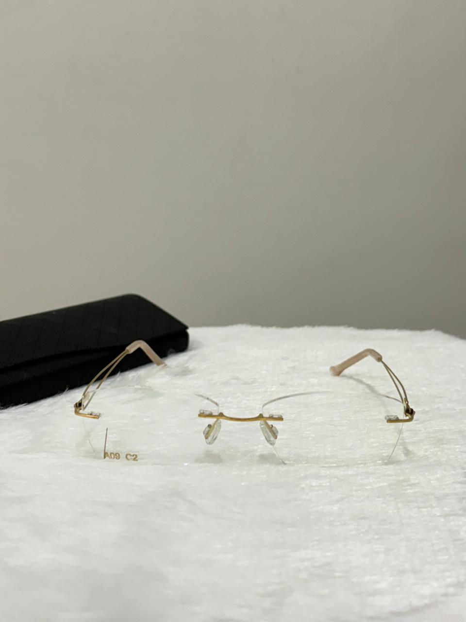 Feather-Like Rimless Frame
