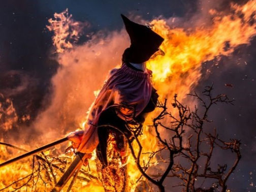 FREAKY FLASH FRIDAY: Sisters by Kim Hart