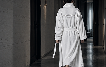 FEMME PORTANT UN PEIGNOIR BLANC PERSONNALISÉ AVEC UN LOGO BRODÉ POUR HÔTEL ET SPA À PARIS-MAISON48