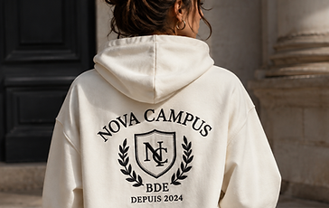 FEMME PORTANT UN SWEAT IVOIRE PERSONNALISÉ AVEC UN LOGO BRODÉ POUR UN BDE À PARIS-MAISON48