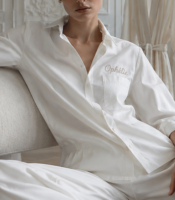 CHEMISE BLANCHE APPORTÉE PAR UNE CLIENTE ET PERSONNALISÉE AVEC UNE BRODERIE COTE COEUR À PARIS - MAISON 48