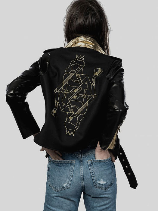 Une veste brodé avec un logo à Paris 