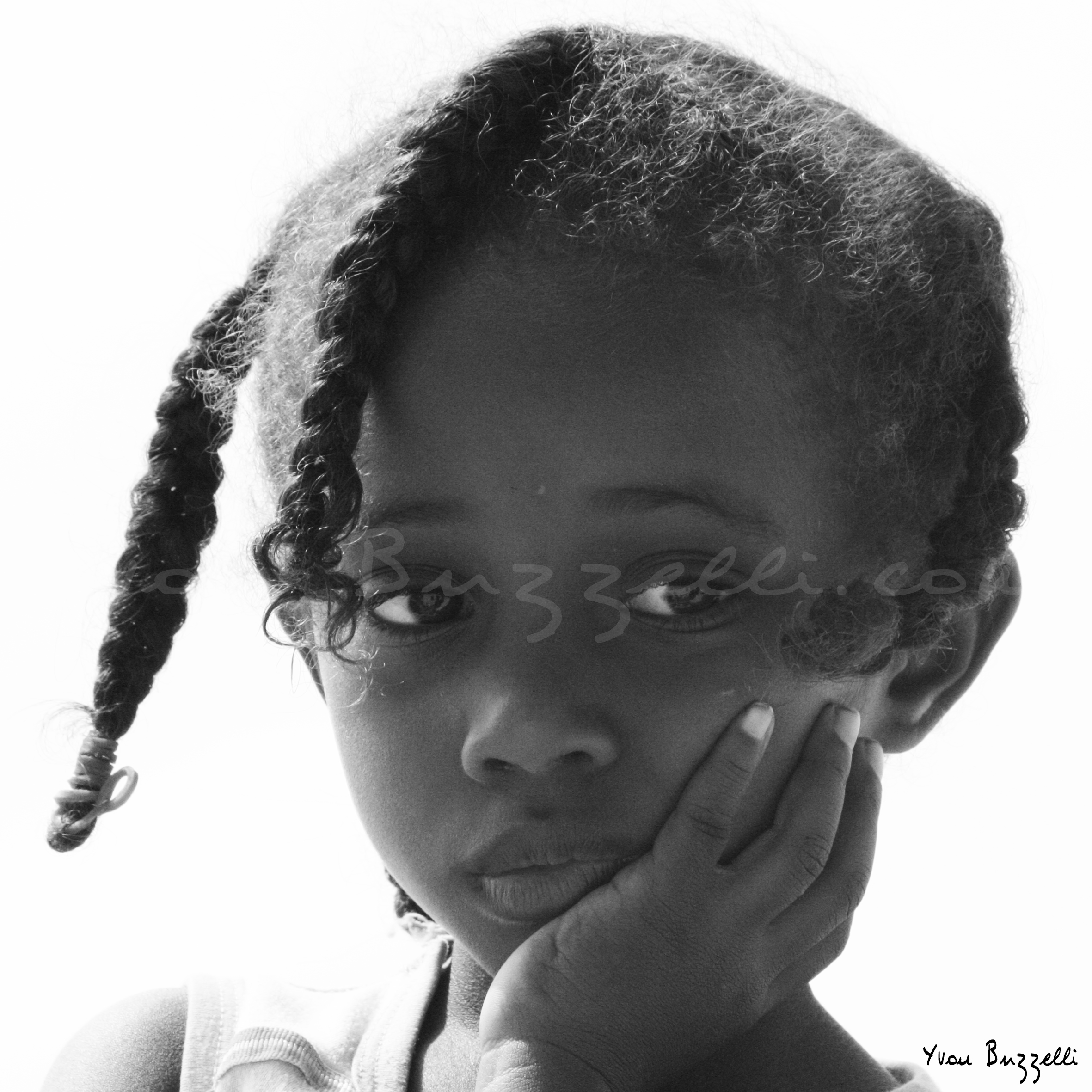 LA PETITE FILLE AUX TRESSES