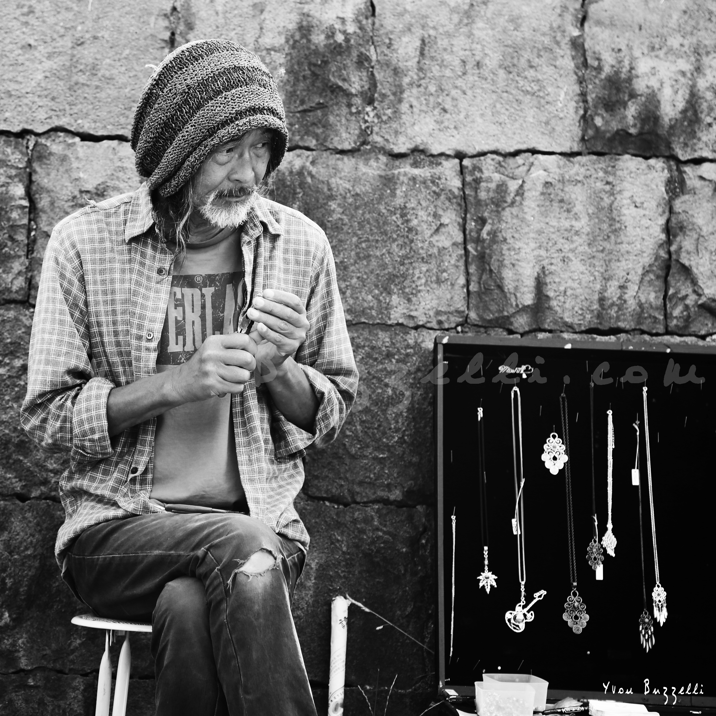LE VENDEUR DE BIJOUX