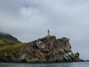 Leuchtturm auf einer Steilküste