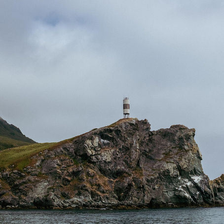 Leuchtturm auf einer Steilküste