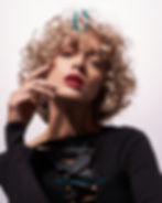 Blonde Frau mit Locken