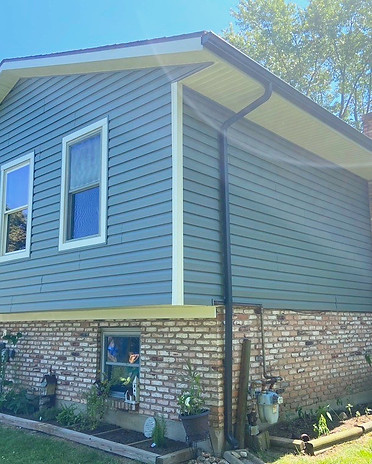 A house with gray vinyl siding to show our Tipp City customers