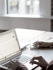 Mann mit Laptop