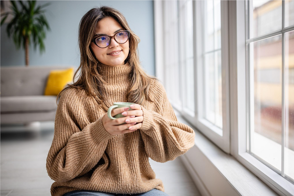 Femme frileuse qui cherche à se réchauffer en automne – causes de la sensation de froid.