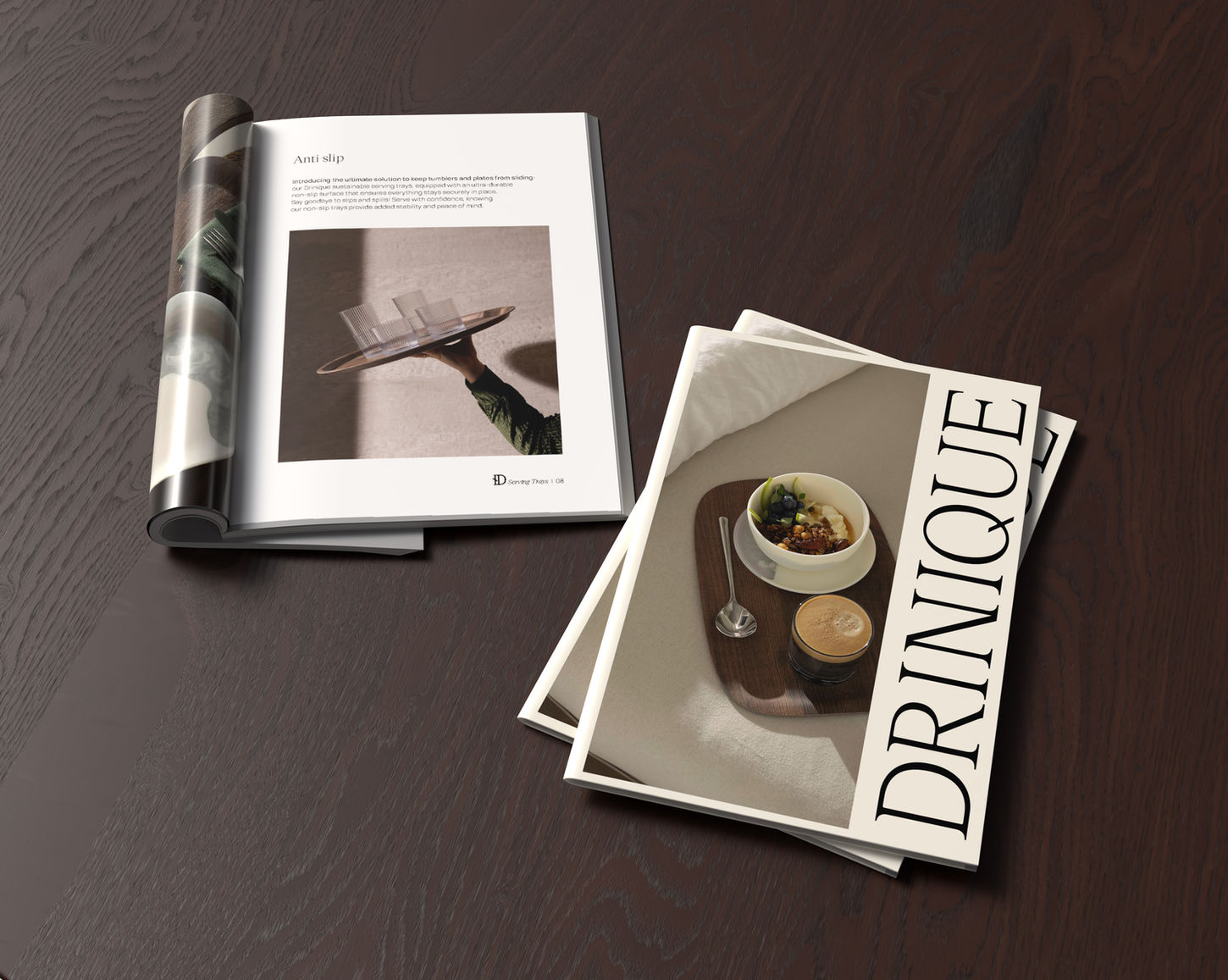 Drinique magazine en brochure ontwerp met productfotografie op houten tafel
