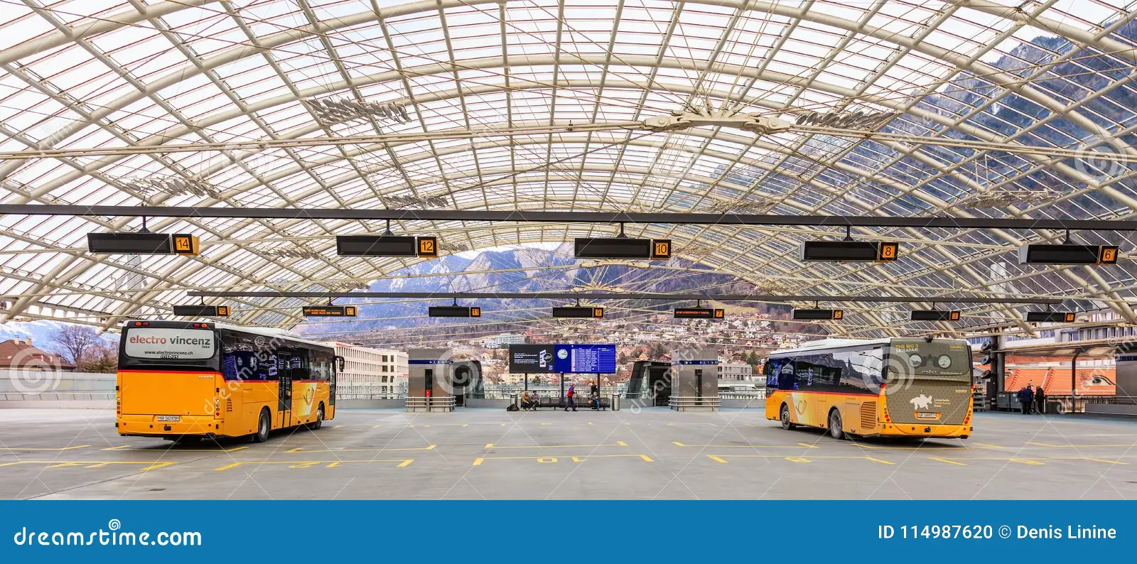 postbusse-busbahnhof-der-stadt-von-chur-schweiz-114987620.webp