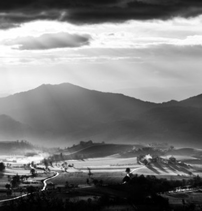 U 108332368-raggi-solari-che-arrivano-su-una-valle-in-umbria-italia-con-alcune-piante-in-p