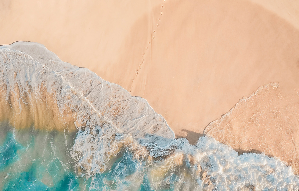 Strand met golven - symbool voor flow in Namaskar flow