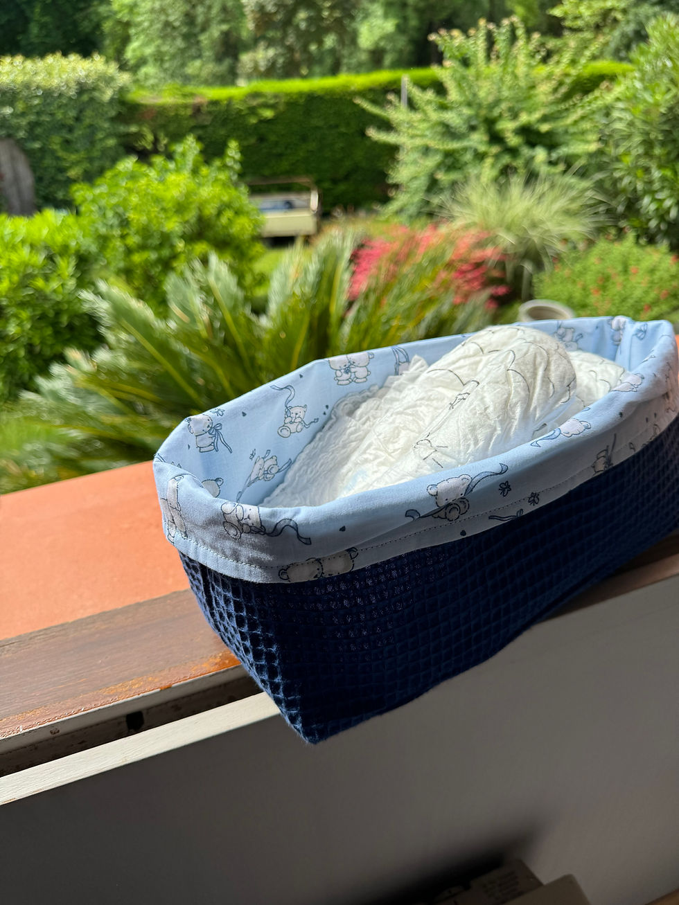 Miniature : Corbeille à couche bleu avec tissu intérieur ourson et tissu extérieur nid d'abeille bleu marine